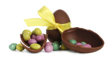 Beyaz üzerine izole edilmiş renkli şekerli lezzetli çikolata yumurtaları. Mutlu Paskalyalar