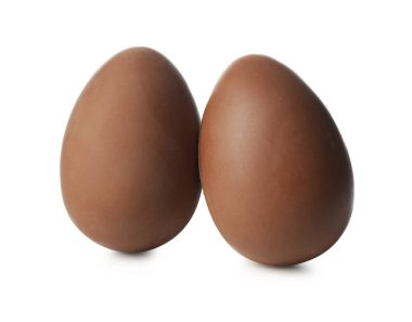 Beyaza izole edilmiş iki lezzetli çikolata yumurtası. Mutlu Paskalyalar