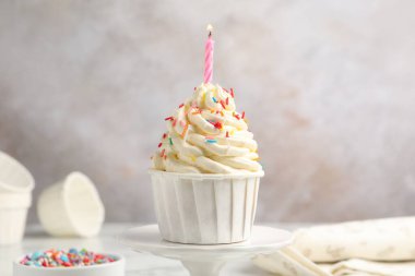 Masada şekerleme ve yanan mum ile nefis kekler, yakın plan.