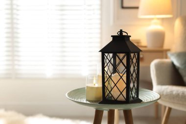 İçeride yanan mumları olan güzel bir Noel feneri. Metin için boşluk