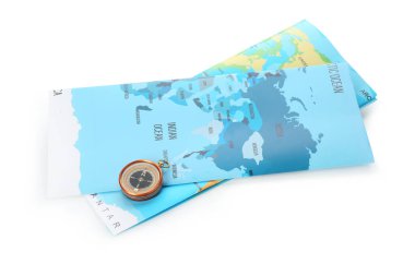 Yolculuk. Pusula ve dünya haritaları beyazda izole