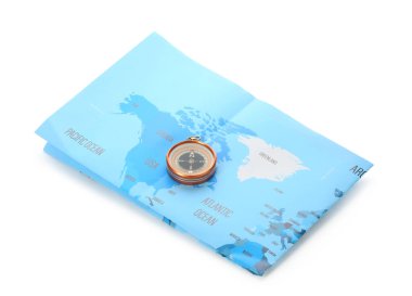 Yolculuk. Pusula ve dünya haritası beyazda izole