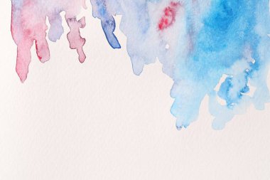 Beyaz kağıt üzerinde soyut suluboya resim, üst görünüm. Metin için boşluk