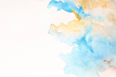 Beyaz kağıt üzerinde soyut suluboya resim, üst görünüm. Metin için boşluk