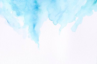 Beyaz kağıt üzerinde soyut mavi suluboya resim, üst görünüm. Metin için boşluk