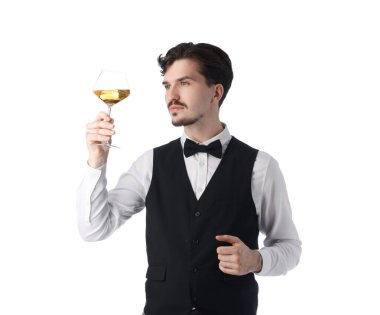 Beyaz arka planda şarap kadehi olan profesyonel şarap garsonu.