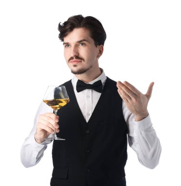 Beyaz arka planda şarap kadehi olan profesyonel şarap garsonu.