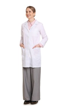 Beyaz arka planda ceketli gülümseyen eczacı.