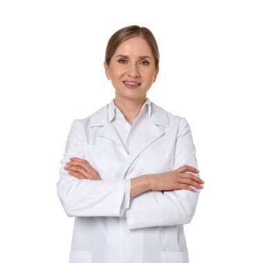 Beyaz arka planda çapraz kollu gülümseyen eczacının portresi.