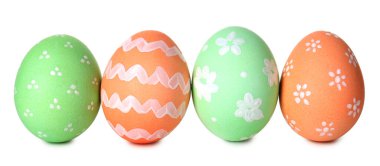 Birçok boyanmış Paskalya yumurtası beyaza boyanmış.