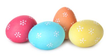 Birçok boyanmış Paskalya yumurtası beyaza boyanmış.