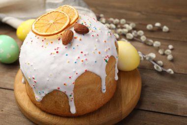 Güzel Paskalya pastası, yumurtalar ve söğüt ağacı ahşap masada, yakın plan