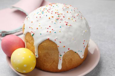 Güzel Paskalya pastası ve yumurtalar açık gri masada, yakın plan.