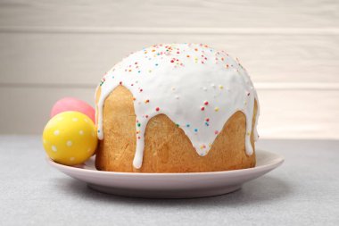 Güzel Paskalya pastası ve yumurtalar açık gri masada