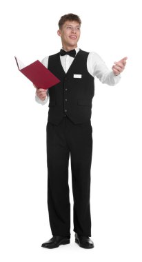 Beyaz arka planda sert kapaklı menüsü olan üniformalı garson.