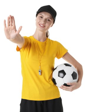 Beyaz arka planda dur hareketi gösteren futbol topuyla hakem