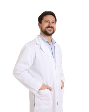 Beyaz arka planda ceketli gülümseyen eczacı.