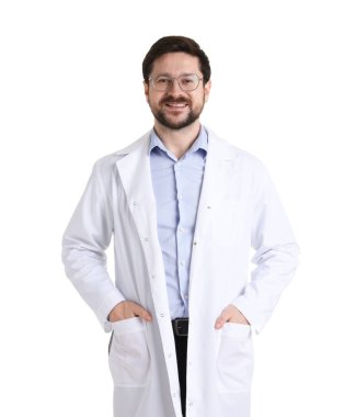 Beyaz arka planda ceketli ve gözlüklü gülümseyen eczacı.