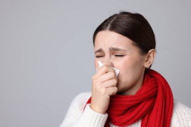 Hafif arka planda burnu akan bir kadın, yakın plan ve mesaj için yeri var. Soğuk Semptom