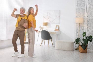 Mutlu son sınıf çifti evde dans ediyor. Metin için boşluk