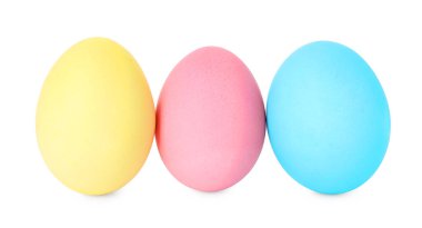 Mutlu Paskalyalar. Birçok parlak renkli yumurta beyaza izole edilmiş.