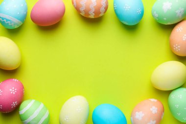 Sarı arka planda güzel dekore edilmiş Paskalya yumurtaları. Metin için boşluk