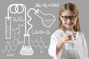 Gözlükleri ve gri arka planda laboratuvar matarası olan sevimli küçük bir kız. Kimya ile ilgili çizimler. Fen okuyorum.