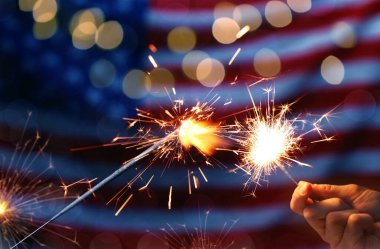 Yanan maytaplar, ABD bayrağı ve Bokeh ışıkları olan Amerikan bayramı tebrik kartı tasarımı