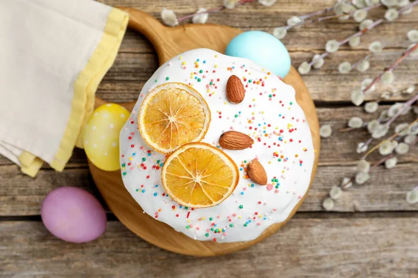 Nefis dekore edilmiş Paskalya pastası, yumurtalar ve söğüt ağacından masa, düz uzanma