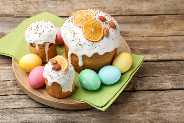 Nefis dekore edilmiş Paskalya pastaları ve yumurtalar ahşap masada.