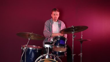 Stüdyoda davul çalan adam.