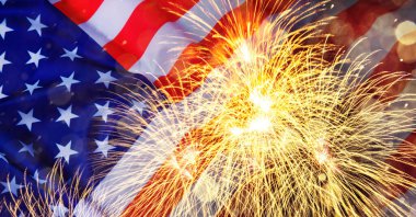 Amerikan bayrağı, havai fişekler ve Bokeh ışıkları. Ulusal bayram tebrik kartı tasarımı