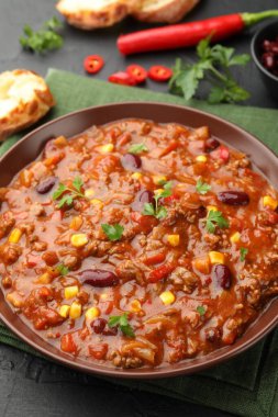 Siyah masada servis edilen leziz kırmızı biber, yakın plan.