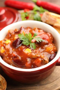 Sofrada servis edilen lezzetli biberli omlet, yakın plan.