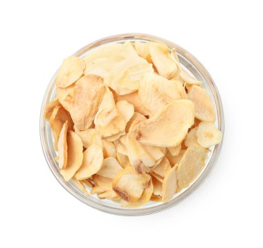 Beyaz tenceredeki kurutulmuş sarımsak taneleri.