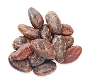 Doğal kakao çekirdekleri beyaz üzerine izole edilmiş.