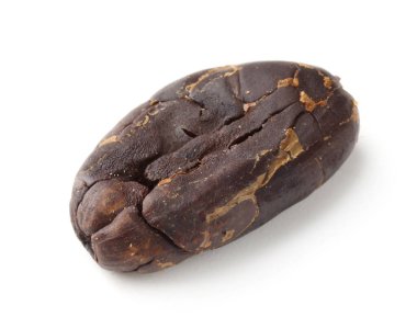 Bir doğal kakao çekirdeği beyaz üzerine izole edilmiş.