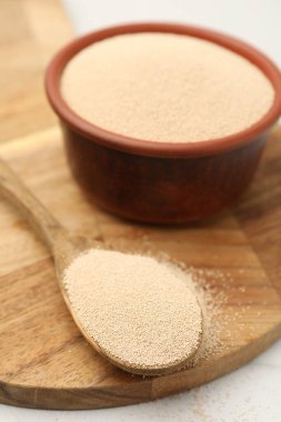 Kasede kuru maya, beyaz masada kaşık, yakın plan.