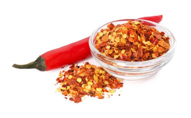 Kasede kırmızı biber taneleri ve beyaza ayrılmış taze biber.