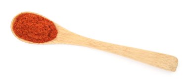 Kırmızı biber tozu kaşıkla beyaza izole edilmiş, üst manzara.