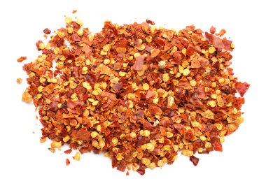 Kırmızı biber taneleri yığını beyaza izole edilmiş, en üstte.