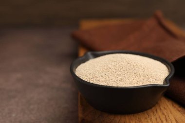 Kahverengi masadaki kasede kurutulmuş maya, yakın plan. Metin için boşluk