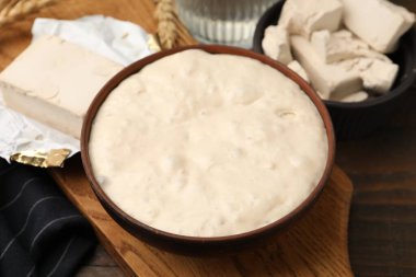 Taze maya hamuru ve malzemeler ahşap masada, yakın plan.