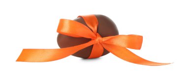 Bir lezzetli çikolata yumurtası ve beyaz şeritli. Mutlu Paskalyalar