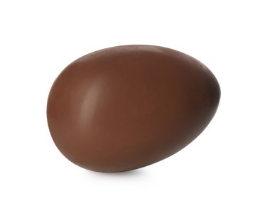 Beyaza izole edilmiş lezzetli bir çikolata yumurtası. Mutlu Paskalyalar