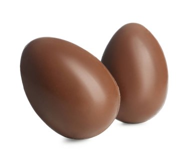 Beyaza izole edilmiş iki lezzetli çikolata yumurtası. Mutlu Paskalyalar