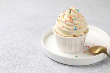 Açık gri masaya serpiştirilmiş enfes kek, yakın plan. Metin için boşluk