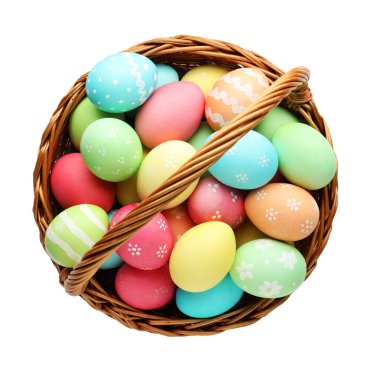 Hasır sepete boyanmış Paskalya yumurtaları. Beyaz, üst manzara.