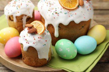 Nefis dekore edilmiş Paskalya pastaları ve yumurtalar ahşap masada, yakın plan.