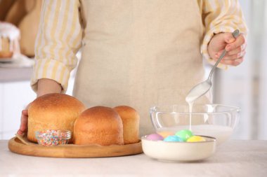 Paskalya pastalarının üzerine jöle koyan kadın, yakın plan.